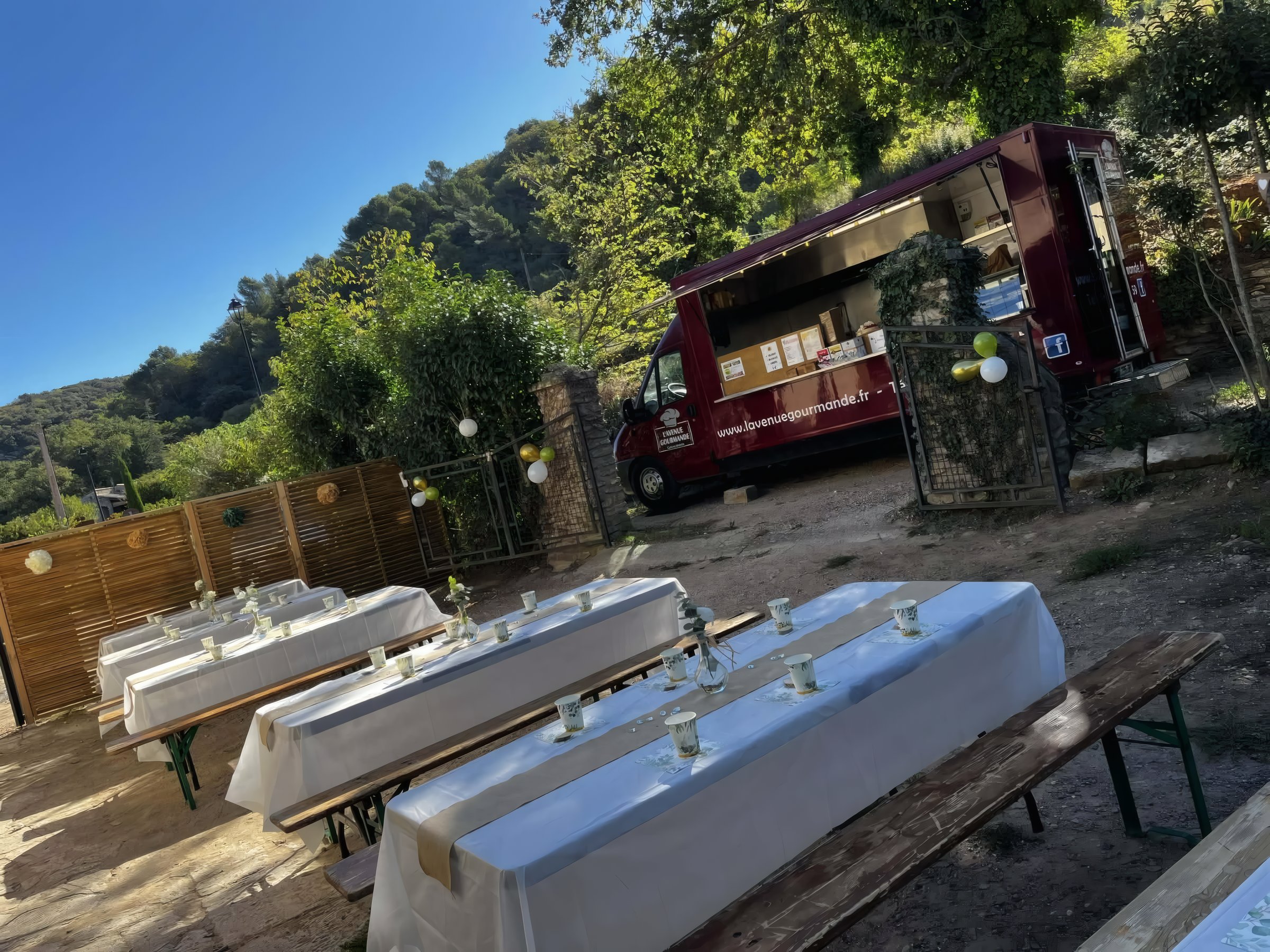 Le camion de L'avenue gourmande posé au creux d'un vallon boisé du Luberon, prêt à servir.